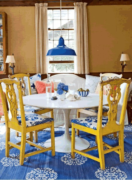 Phòng ăn xinh xắn với hai màu nổi bật xanh dương và vàng