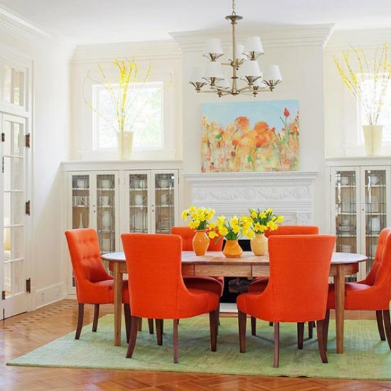 Phòng ăn truyền thống với điểm nhấn màu cam của bộ ghế
