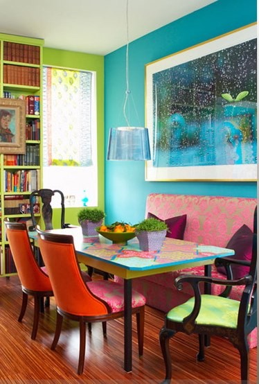 Phòng ăn màu sắc sẫm và ấm cúng