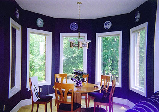 Phòng ăn màu tím với nhiều cửa sổ lớn đón ánh sáng bình minh từ nhiều hướng