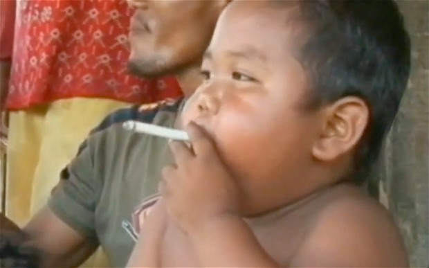 Trung bình mỗi ngày IIham hút hai bao thuốc lá. Ảnh: Telegraph