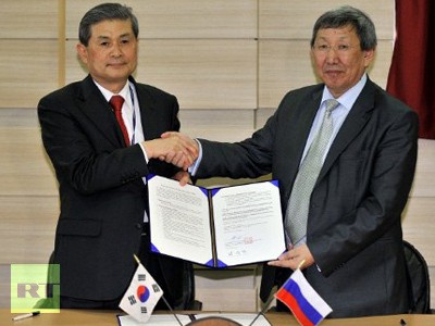 Hình ảnh đánh dấu thỏa thuận dự án nhân bản voi ma mút của các nhà khoa học Nga và Hàn Quốc. (Ông Hwang Woo-Suk bên trái đang bắt tay với ông Vasily Vasilyev). Ảnh: Internet