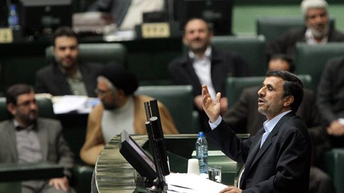 Tổng thống Mahmoud Ahmadinejad điều trần trước Quốc hội. Ảnh: The New York Times