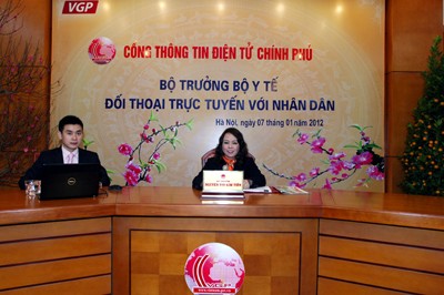 Bộ trưởng Bộ Y tế Nguyễn Thị Kim Tiến tại cuộc đối thoại trực tuyến trên Cổng TTĐT Chính phủ ngày 7.1.2012. Ảnh: Chinhphu.vn