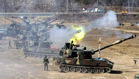 Pháo binh Hàn Quốc bắn đạn thật trong cuộc diễn tập ngày 15/3. Ảnh: AFP/TTXVN