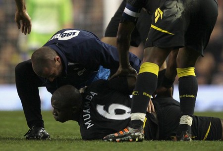 Fabrice Muamba bất ngờ gục xuống sân. Ảnh: Daily Mail