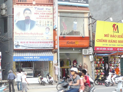 Các cửa hàng bán bột, cháo cho trẻ em mang thương hiệu Thành “râu” còn trưng cả ảnh chủ nhân lên biển quảng cáo để đề phòng các cơ sở “nhái”.