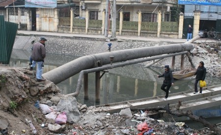 Bà Nguyễn Thị Hương, người dân khu vực cho biết: Dự án xây mới cầu khỉ do Ban quản lý dự án giao thông đô thị làm chủ đầu tư. Đến tháng 11.2011, cây cầu cũ đã được chủ đầu tư tổ chức tháo dỡ và kể từ đó đến nay người dân qua lại với cầu tạm rất nguy hiểm.