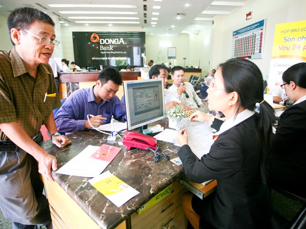 Nếu đại hội đồng cổ đông của DongA Bank vào cuối tháng 3.2012 thông qua, DongA Bank sẽ tính việc kết hợp với một ngân hàng khác. Ảnh: Hồng Thái