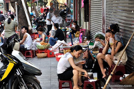 Chantrelle Nielson, một người Mỹ đã sống gần một năm ở Hà Nội trong khu phố cổ, nhận xét: “Đường phố quá lộn xộn và tên thì lại rất khó nhớ. Mỗi khi đi bộ trong phố, tôi cảm thấy như phải cố gắng bơi trong một dòng sông chảy xiết”. Ảnh: CNNGO