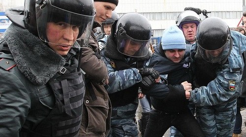 Cảnh sát Nga bắt giữ những người biểu tình. Ảnh: Getty Images