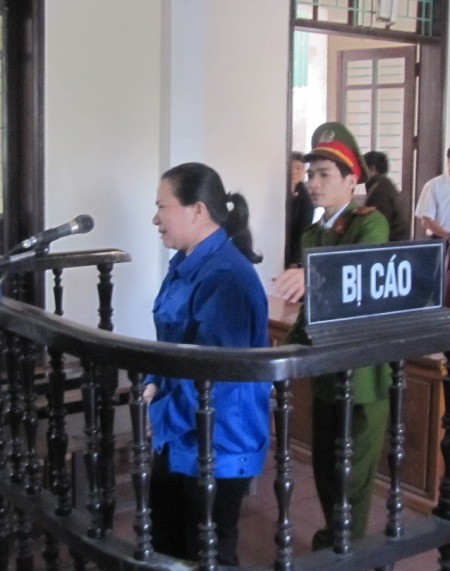 Hội đồng xét xử tuyên phạt Nguyễn Thị Huyền 12 năm tù giam đồng thời phải bồi thường cho các nạn nhân hơn 2 tỷ đồng.
