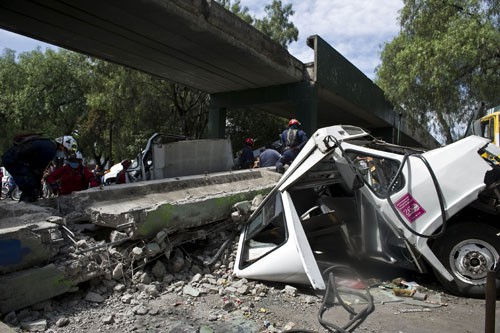 Một cây cầu dành cho người đi bộ đổ sụp trong trận động đất ở Mexico. Ảnh: AFP