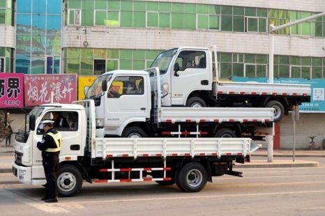 Ông Sun Lin chồng 2 chiếc xe khác trên thùng xe tải để tiết kiệm tiền. Ảnh: Metro