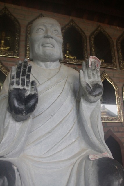 Từ bàn tay cho đến bàn chân những tượng đá này đều đen bóng bởi các du khách “xoa” lấy may