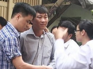 Nhà báo Hoàng Khương (giữa) bị bắt tạm giam vào ngày 2-1