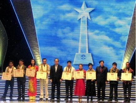 Phó Thủ tướng Nguyễn Thiện Nhân, Bí thứ thứ nhất TW Đoàn Nguyễn Đắc Vinh trao thưởng cho 10 gương mặt trẻ VN tiêu biểu 2011