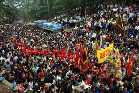 Đông đảo người dân về dự Giỗ tổ Hùng Vương- Lễ hội Đền Hùng năm 2011. Ảnh: Quốc Khánh, TTXVN