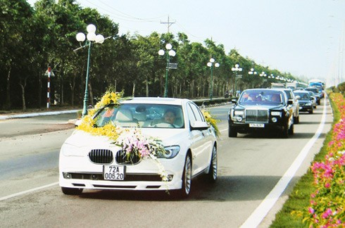 Chiếc sedan hạng sang cao cấp BMW serie 7 có mức giá không dưới 250.000 USD, dẫn đầu đoàn rước dâu từ nhà gái về nhà trai để làm lễ bái đường.