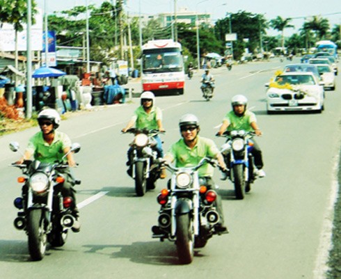 Đoàn môtô chạy trước dẫn đầu.