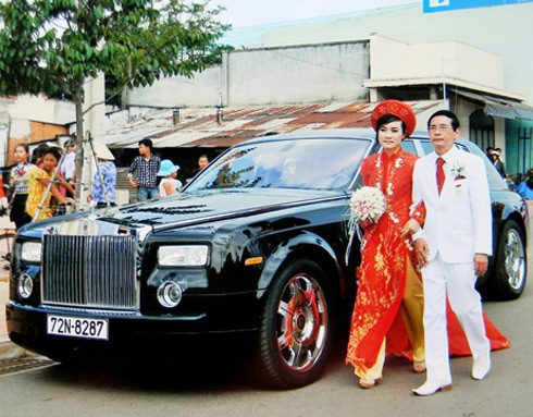Rolls-Royce Phantom, chiếc xe siêu sang từng có giá 25 tỷ đồng, có mặt trong ngày cưới của họ, nhưng không chở cô dâu chú rể mà dành để đưa đón nhà trai và nhà gái.