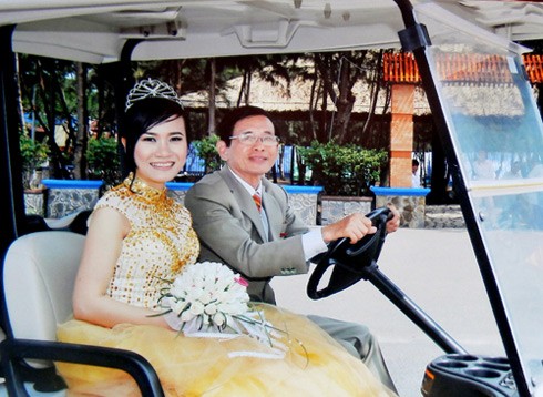 Tiệc cưới tổ chức ở khu du lịch riêng của tỷ phú già. Vợ chồng ngồi xe điện dẫn đầu quan khách vào lễ đường.