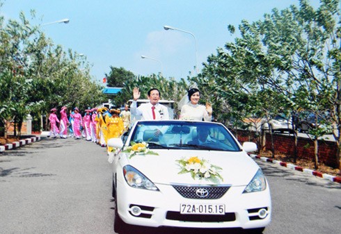Vợ chồng lão đại gia trên chiếc Toyota Solara mui trần trong lễ cưới cuối năm ngoái. Chiếc ôtô này chính là quà cưới chú rể Lê Ân (74 tuổi) tặng cô dâu 20 tuổi Mai Thị Mai.