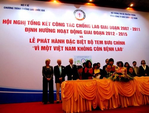 Phó Thủ tướng Nguyễn Thiện Nhân, Thứ trưởng Bộ TT&TT Nguyễn Thành Hưng và Thứ trưởng Bộ Y tế Nguyễn Thị Xuyên ký phát hành bộ tem
