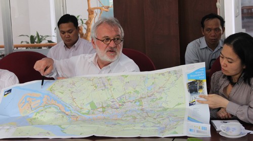 Ông Kees Weststrate trình bày ý tưởng đầu tư tại cảng trung chuyển quốc tế Vân Phong với lãnh đạo UBND tỉnh Khánh Hòa. Ảnh: Văn Kỳ