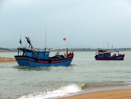 Cửa biển Đà Rằng ở Phú Yên bị bồi lấp. Ảnh: Nhân dân
