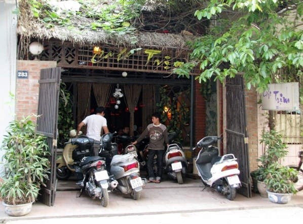 Cafe Trịnh (đường Hoàng Văn Thái) Chủ quán cafe Trịnh thường là những người có tình yêu đặc biệt và đam mê sâu sắc với nhạc Trịnh. Dường như họ không đặt nặng vấn đề kinh doanh lên đầu tiên, đơn giản, chỉ cần họ được thỏa mãn đam mê và tình yêu với nhạc Trịnh.