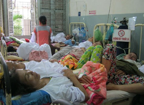 Theo Bộ trưởng Bộ Y tế: Sau năm 2015 bệnh viện mới hết quá tải (ảnh: Thanh Niên).