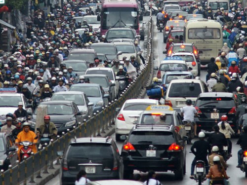 Đề xuất thu phí giao thông đường bộ cũng như thu phí lưu hành phương tiện của Bộ GTVT là vấn đề dư luận đang hết sức quan tâm. Ảnh Lưu Quang Phổ