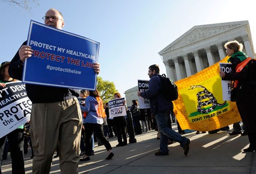 Những nhóm phản đối và ủng hộ Đạo luật Bảo hiểm y tế Mỹ bên ngoài Toà án Tối cao ở Washington ngày 26/3. Ảnh: Reuters