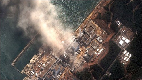 Ảnh vệ tinh chụp nhà máy điện hạt nhân Fukushima I của Nhật. Lò phản ứng số 3 bốc khói trong vụ nổ hôm 14/3/2011. Ảnh: AFP