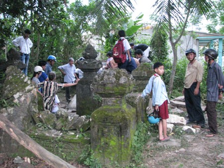 Ngôi mộ cổ bị Bà Thắm chỉ đạo cho một số đối tượng đào bới lung tung vào ngày 7/3 làm lòng dân phẫn nộ.