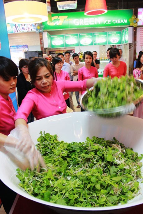 Theo đầu bếp trưởng Nguyễn Thị Hồng (37 tuổi, ở Duy Xuyên, Quảng Nam), mì Quảng từ lâu là đặc sản nổi tiếng của người miền Trung. Ảnh: Bước đầu tiên, cho rau sống vào tô…