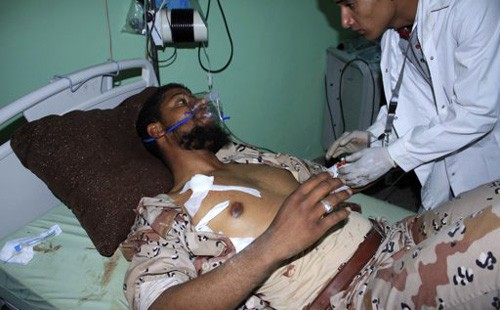 Một người bị thương đang được điều trị tại bệnh viện tại Sabha. Ảnh: Reuters
