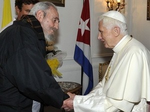 Giáo hoàng Benedict XVI trong cuộc gặp với lãnh đạo Fidel Castro. Ảnh: Reuters