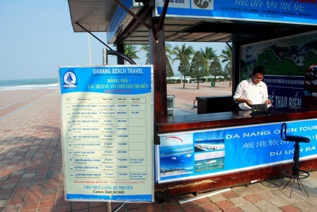 Quầy thông tin du lịch công khai bảng giá niêm yết các dịch vụ tại các bãi biển ở công viên Biển Đông