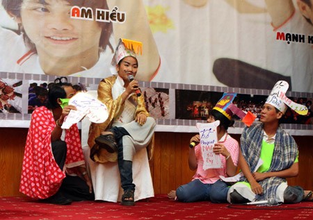 Thanh thiếu niên đường phố trình diễn tiểu phẩm tuyên truyền phòng chống HIV/AIDS tại Hà Nội. Ảnh: Dương Ngọc/TTXVN