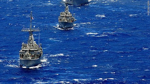 Tàu quét thủy lôi USS Devastator và USS Pionee của hải quân Mỹ. Ảnh: CNN