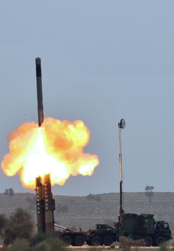 Tên lửa hành trình Brahmos được phóng lên tại một địa điểm bí mật bang Rajasthan, Ấn Độ, ngày 4/3. Ảnh: AFP/TTXVN