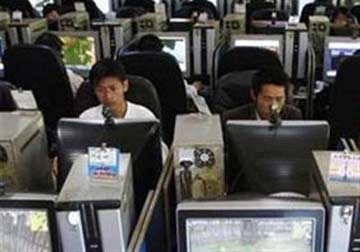 1.065 kẻ tình nghi bị bắt và hơn 208.000 tin nhắn trực tuyến ‘có hại’ bị xóa. Ảnh: Zeenews