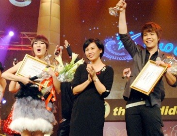 NSƯT Huyền Thanh trao giải Triển vọng cho Hà Hoài Thu và Đinh Mạnh Ninh tại chung kết Sao Mai điểm hẹn 2010.