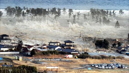 Cơn sóng thần hung hãn tấn công Nhật Bản sau trận động đất hồi 11/3/2011. Ảnh: Internet