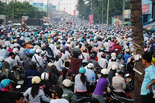 Một đường phố đông đúc ở Thành phố Hồ Chí Minh