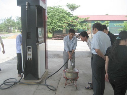 Thanh tra xăng dầu tại một cây xăng. Ảnh: Thanh tra Bộ KH - CN