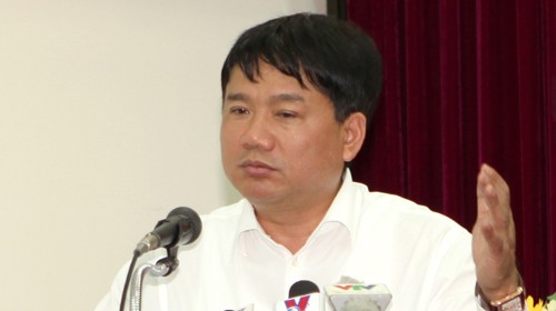 Bộ trưởng Đinh La Thăng tại buổi họp báo chiều 3/4. Ảnh: Tuấn Phùng/ Tuổi trẻ