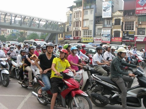 Ùn tắc giao thông đang là chuyện cơm bữa ở Hà Nội, nhưng nếu làm theo đúng quy hoạch thực trạng này đã có thể không xảy ra. Ảnh: Xuân Hưng